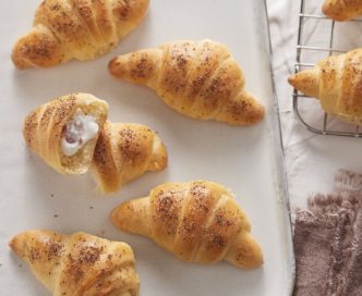 Cornetti salati con robiola e speck